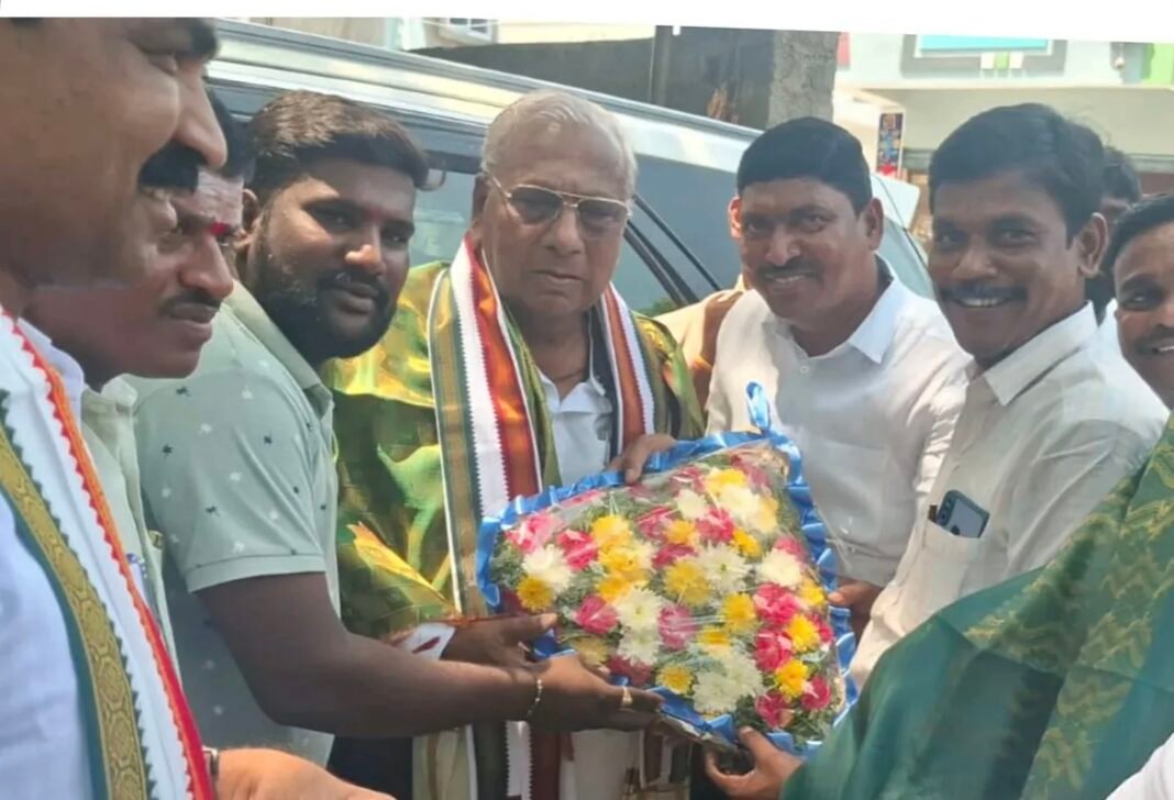 వీహెచ్ హన్మంత్ రావుకు స్వాగతం పలికిన కాంగ్రెస్ నాయకులు