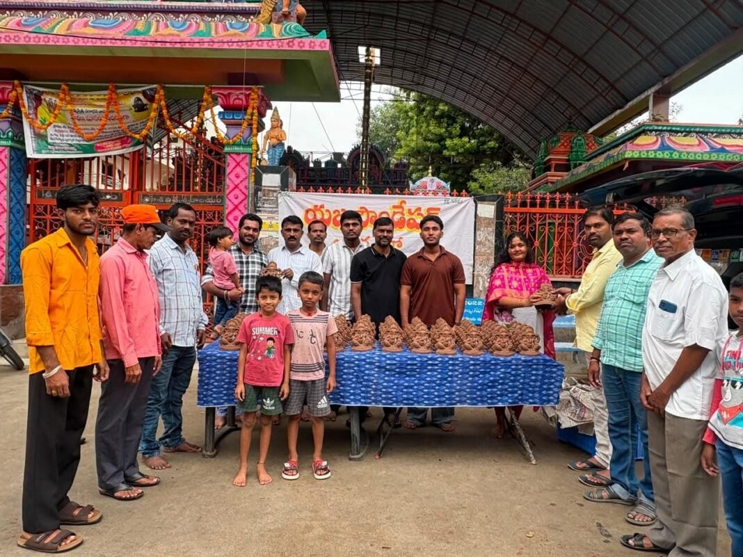 యజ్ఞ ఫౌండేషన్ ఆధ్వర్యంలో 108 మట్టి గణపతి ప్రతిమల పంపిణీ