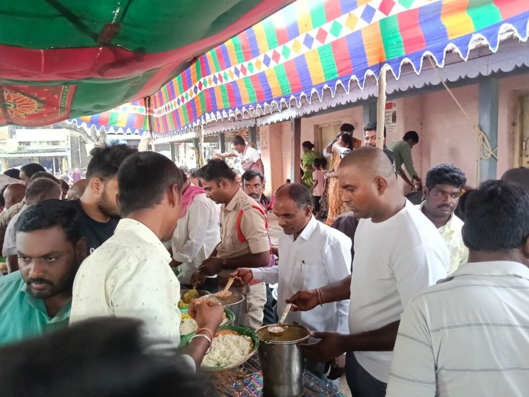 బచ్చన్నపేటలో అన్నదాన కార్యక్రమంలో పాల్గొన్న సర్పంచ్ అల్వాల నర్సింగరావు