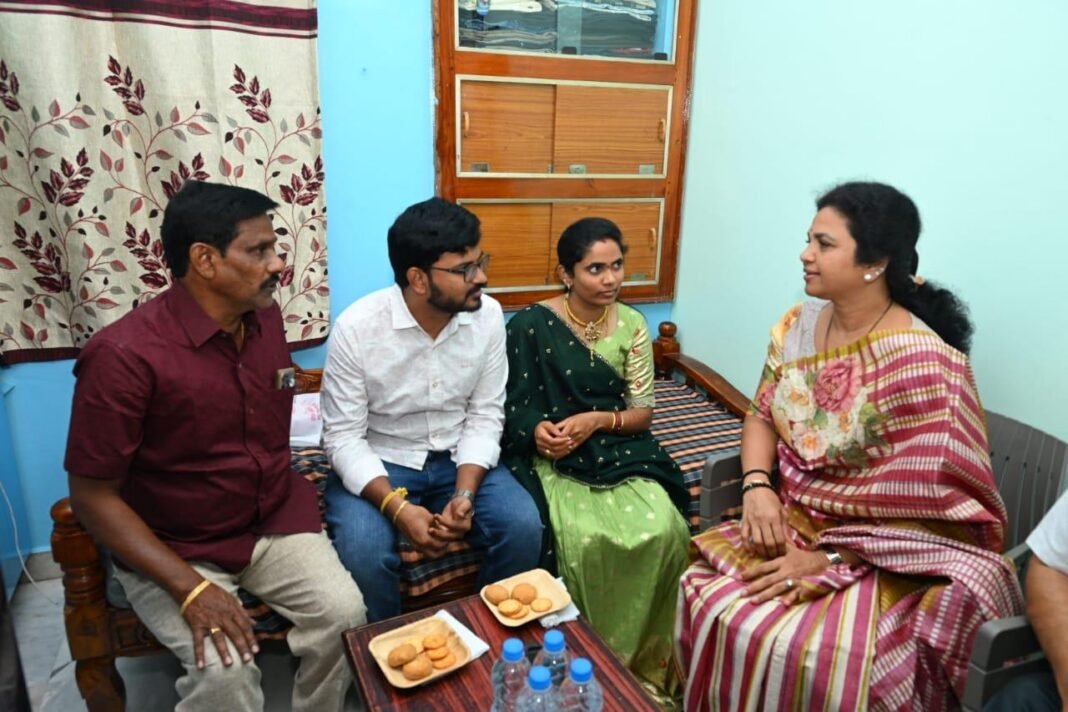 నూతన దంపతులను ఆశీర్వదించిన బుట్టా రేణుక, బుట్టా శివ నీలకంఠ