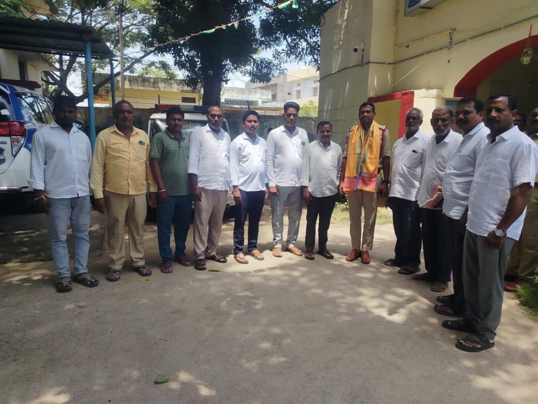 కొనరావుపేట ఎస్సై రామ్మోహన్ గౌడ్ను మర్యాదపూర్వకంగా కలిసిన కాంగ్రెస్ నాయకులు
