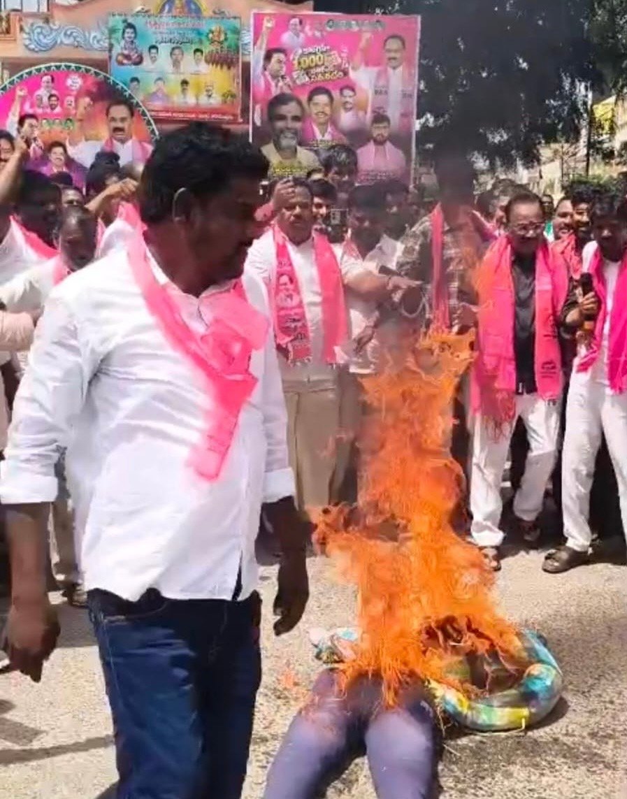 420 హామీలపై బీఆర్ఎస్ భగ్గుమంటోంది.. నారాయణపురంలో రేవంత్ రెడ్డి దిష్టిబొమ్మ దహనం