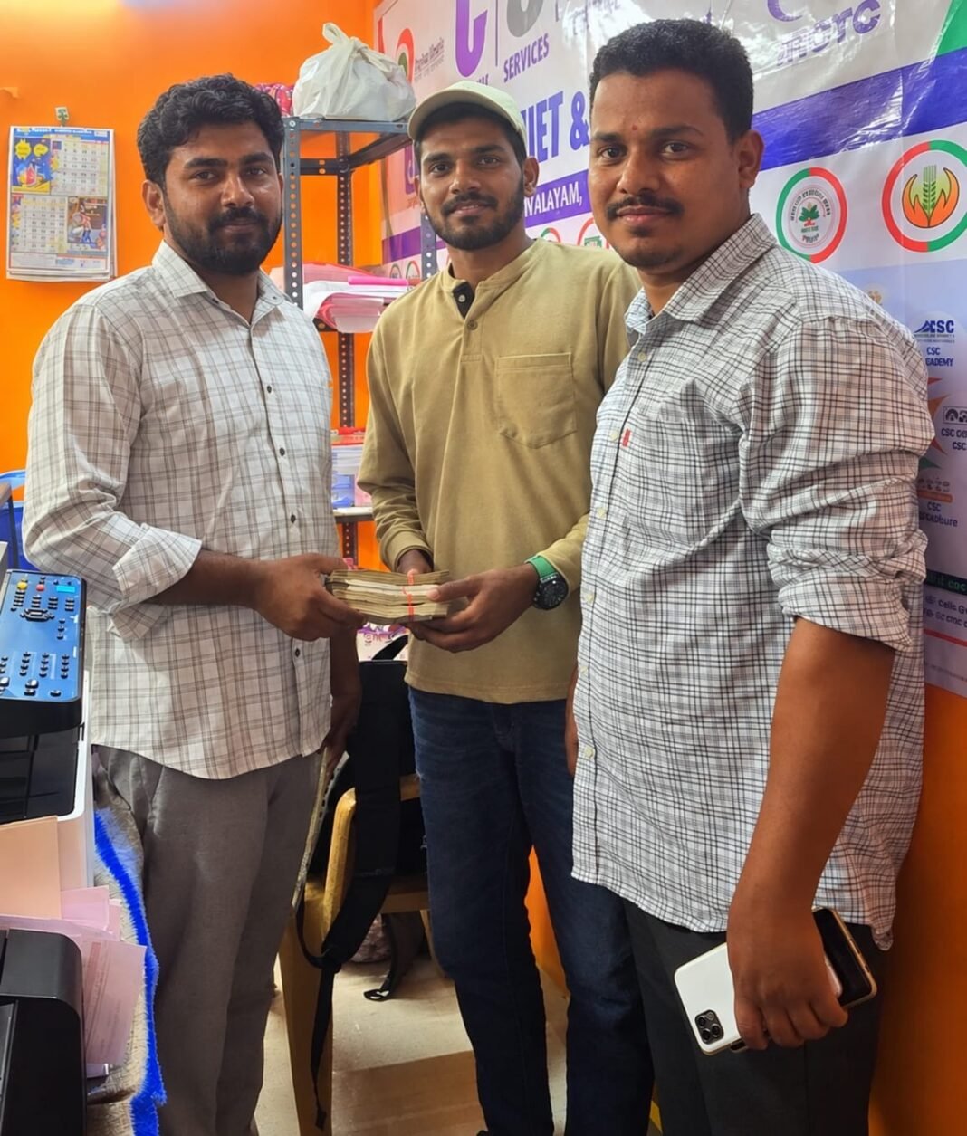 పేదింటి వివాహానికి రూ.లక్ష ఆర్థిక సాయం గిరిజన శక్తి తెలంగాణ రాష్ట్ర వైస్ ప్రెసిడెంట్ కార్తీక్