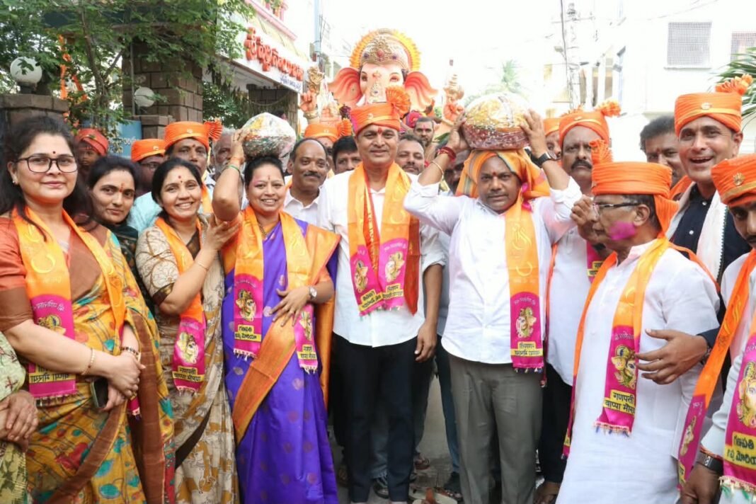 ధర్మపురి కాలనీ సాయిబాబా ఆలయంలో రెండు లడ్డూలను దక్కించుకున్న మాజీ కార్పొరేటర్ బన్నాల గీతా ప్రవీణ్ ముదిరాజ్