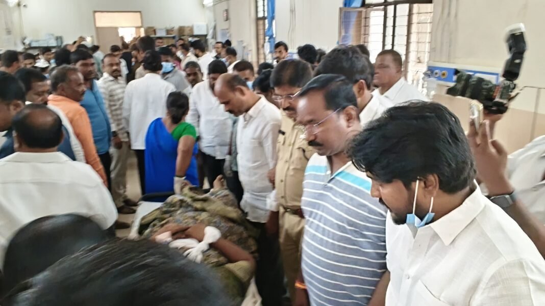 బస్సు ప్రమాద బాధితులను పరామర్శించిన వికారాబాద్ మున్సిపల్ వైస్ చైర్మన్,సుధాకర్ రెడ్డి