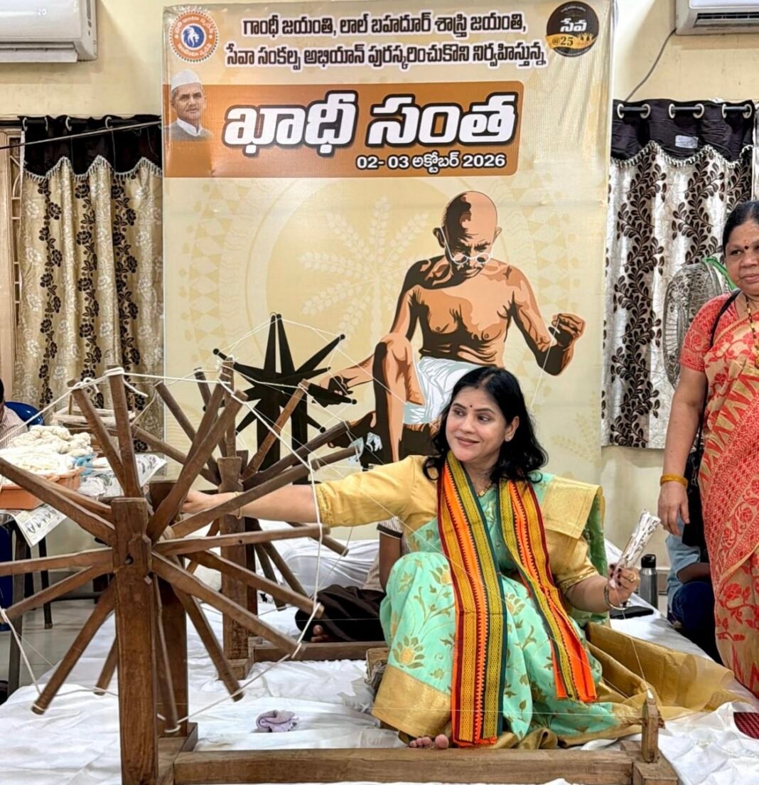 గాంధీ జయంతి సందర్భంగా ఖాదీ వస్త్రాల ప్రదర్శన సందర్శించిన లక్ష్మీ భార్గవి దువ్వాడ