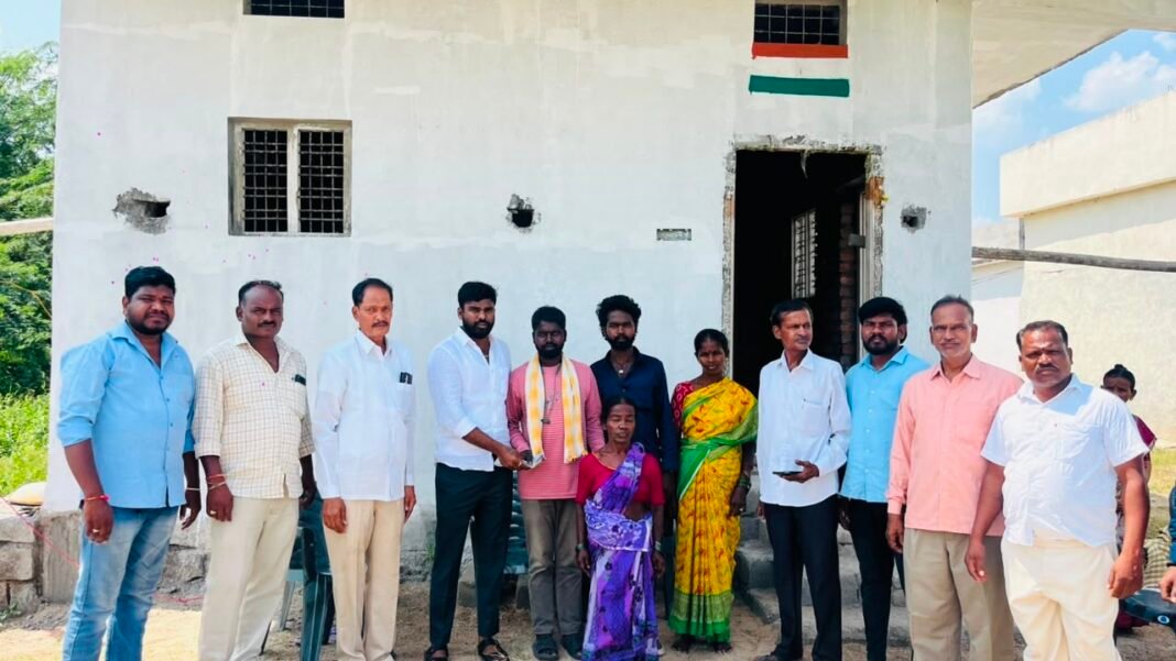 బేగంపేటలో బాలమల్లు కుటుంబానికి ఆర్థిక సాయం